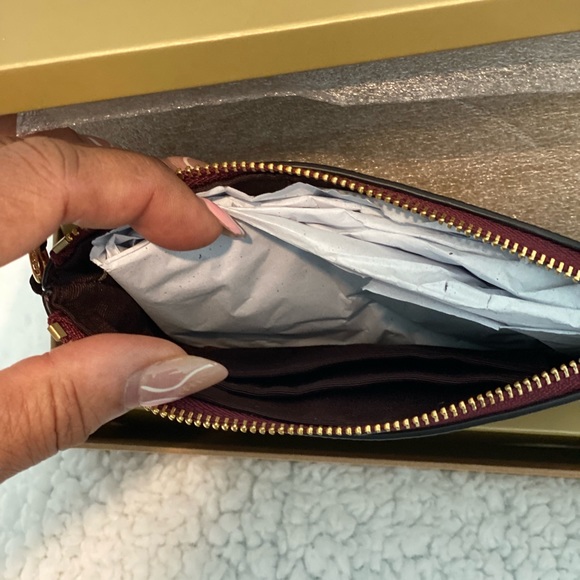 Beautiful Coach boxed Wristlet - Picture 6 of 11